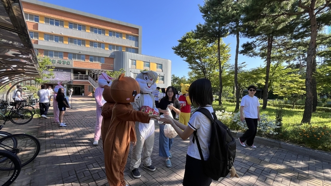  지난 5일 곡정초등학교 교문 앞에서 열린 '마음애(愛) 닿길, 달달한 행복 버스킹' 캠페인 현장. (사진=곡정초등학교 제공)