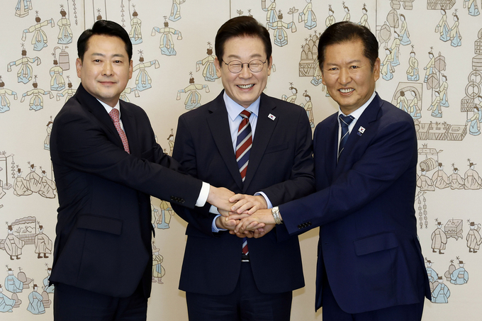 이재명 대통령이 8일 용산 대통령실에서 여야 지도부 오찬 회동에 참석한 정청래 더불어민주당 대표, 장동혁 국민의힘 대표와 기념촬영을 하고 있다. (사진=연합뉴스)
