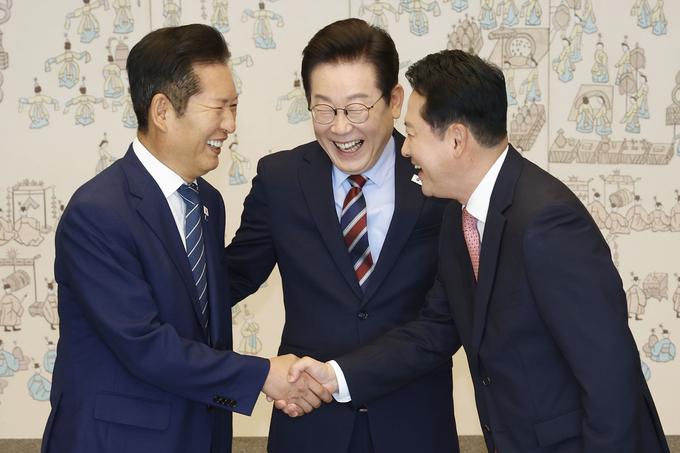 이재명 대통령이 8일 용산 대통령실에서 여야 지도부 오찬 회동에 참석한 정청래 더불어민주당 대표와 장동혁 국민의힘 대표가 악수하는 모습을 보고 있다. (사진=연합뉴스)