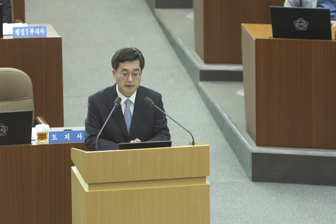 8일 오전 경기도의회 본회의장에서 김동연 경기도지사가 도정질의(일문일답)을 받고 있다 (사진=경기도 제공)