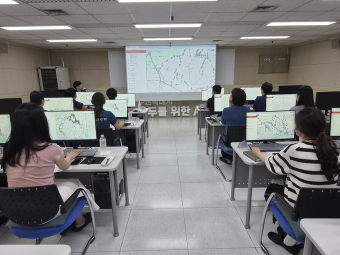  지난 8일 수원시가 시청 정보화교육장에서 '공공 안내 시설물 위치정보 활용 설명회'를 열고, 유관기관에 광교산·칠보산 안내시설물 전자지도를 설명하는 모습. (사진=수원시 제공)
