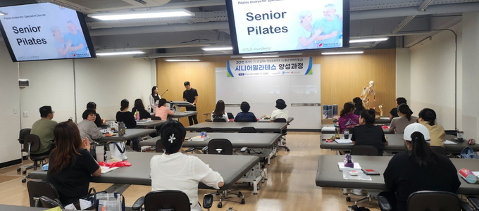 수원시가 신중년 일자리 거점사업으로 추진한 수원여자대학교 시니어 필라테스 지도자 양성 교육 장면. (사진=수원시 제공)