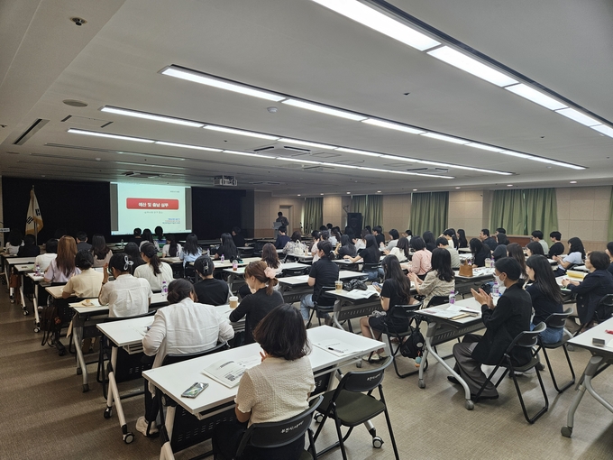 회계 담당 공무원들이 2025년 하반기 회계실무 교육을 받고 있다. (사진=부천시 제공)