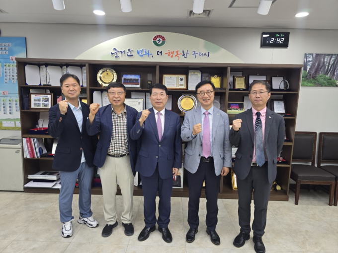 백경현 구리시장이 인덕대학교 김광만 총장 및 대학 관계자들과 함께 지역 경쟁력 강화를 위한 협력 방안을 논의했다. (사진=구리시 제공)