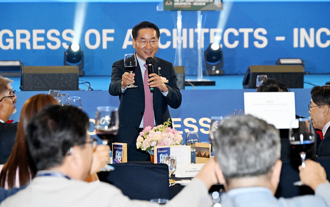 지난 8일 ‘제21차 인천 아시아건축사대회’ 환영만찬에서 유정복 인천시장이 건배사를 하고 있다. ( 사진 = 인천시 제공 )