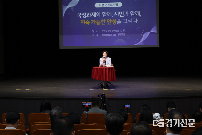 김보라 시장이 언론브리핑에서 기자들과 함께 질의응답을 이어가고 있다. (사진=안성시 제공)