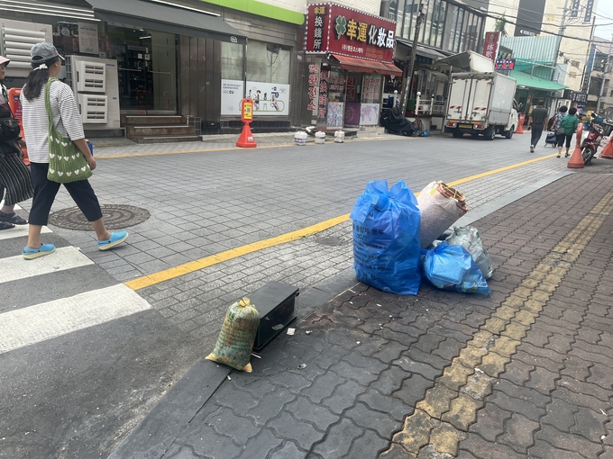  9일 오전 수원 로데오 거리에 음식물쓰레기 봉투와 종량제 봉투가 길가에 덩그러니 놓여 있다. (사진=안규용 기자)