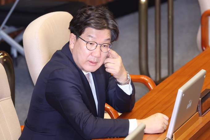 불법 정치자금 수수 혐의로 구속 영장이 청구된 권성동 국민의힘 의원이 9일 자신의 체포동의안이 보고되는 국회 본회의에 출석해 자리에 앉아 있다. (사진=연합뉴스)