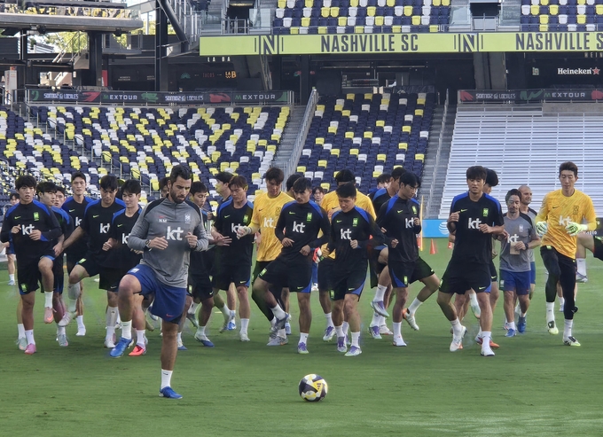 한국 축구 대표팀이 9일(한국시간) 미국 테네시주 내슈빌의 지오디스파크에서 멕시코와의 친선경기를 앞두고 훈련을 하고 있다. (연합뉴스)