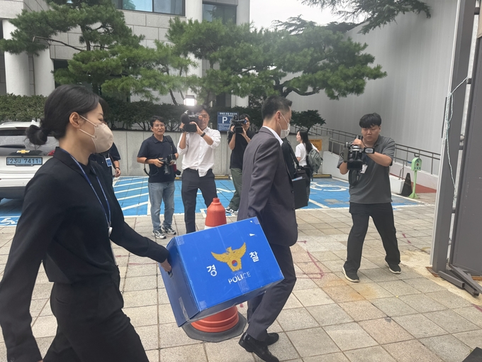  9일 인천경찰청 반부패경제범죄수사대가 인천시청 홍보수석실 등을 압수수색한 뒤 압수품을 들고 이동하고 있다. ( 사진 = 이기준 기자 )