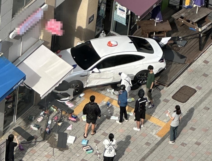  9일 김포시 두래동 도로에서 택시가 승용차와 추돌 후 인도로 돌진하는 사고가 발생했다. (사진=연합뉴스)