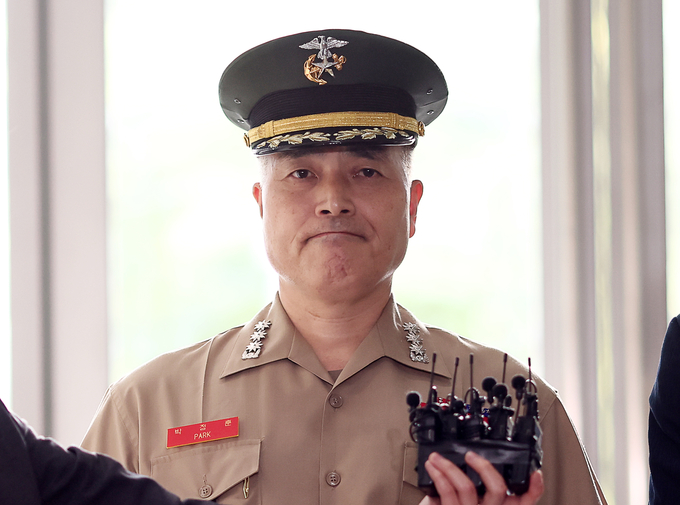  지난달 29일 박정훈 해병대 수사단장이 참고인 조사를 받기 위해 서울 서초구 순직해병특별검사팀으로 출석, 취재진 질문을 듣고 있다. (사진=연합뉴스)