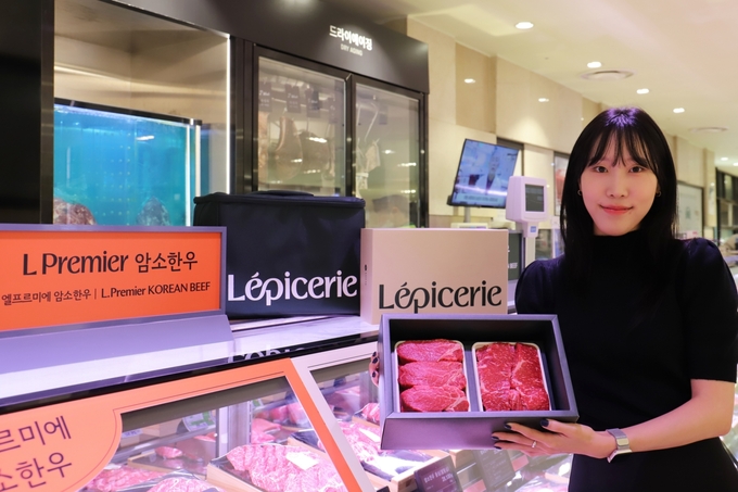 롯데백화점 본점 지하 1층 식품관에서 모델이 추석 한우 기프트를 들고 있다. (사진=롯데백화점 제공)
