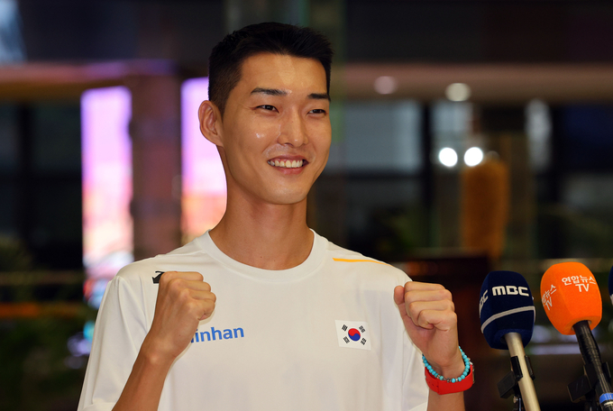 우상혁(용인시청)이 10일 오전 김포국제공항에서 출국에 앞서 포즈를 취하고 있다. (연합뉴스)