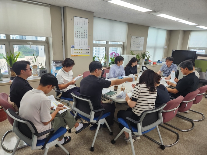 공사비 절감 전담팀(TF)이 회의를 진행하고 있다. (사진=부천시 제공)