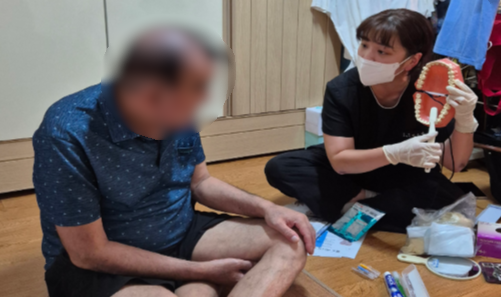 군포시가 초고령화 시대를 맞아 어르신들의 구강건강 증진을 위해 찾아가는 맞춤형 서비스를 확대하고 있다. (사진=군포시 제공)