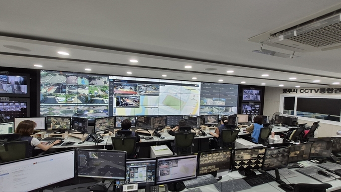 광주시 CCTV 통합관제센터 관계자들이 모니터링을 하고 있다. (사진=광주시 제공) 