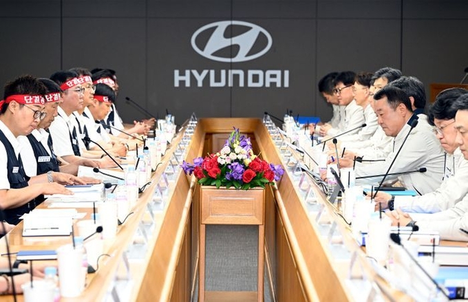 현대자동차 노사가 지난 6월 울산공장 본관 동행룸에서 2025년 임금 및 단체협약을 위한 상견례를 하고 있다. (사진=현대자동차 제공)