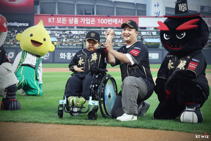 9일 수원 KT위즈파크에서 열린 2025 신한 쏠뱅크 KBO리그 KT 위즈와 두산 베어스의 경기. 'KT 열혈팬' 김도겸 군이 시구를 하고 있다. (사진=KT 위즈 제공)
