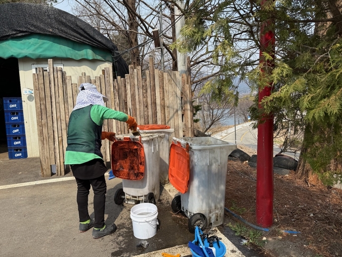 양평군이 '음식물류 폐기물 전용 수거용기 세척사업'을 하고 있다. (사진=양평군 제공)