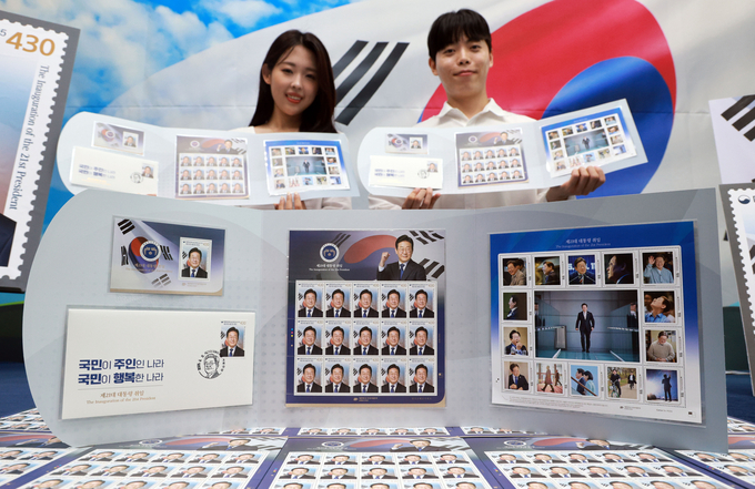 10일 오전 서울 여의도우체국 포스트타워에서 홍보도우미들이 ‘제21대 대통령 취임 100일 기념우표’를 소개하고 있다. (사진=연합뉴스)