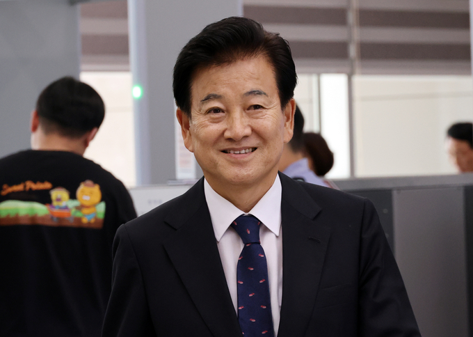  공직선거법 위반 혐의로 1심에서 벌금 70만 원을 선고받은 정동영 통일부 장관이 10일 전주지법에서 항소심 선고 공판을 마치고 나오고 있다. (사진=연합뉴스)