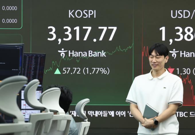 코스피 지수가 4년 3개월 만에 사상 최고치를 돌파하며 3317선을 넘어섰다. (사진=연합뉴스)