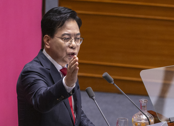 송언석 국민의힘 원내대표가 10일 국회 본회의에서 열린 교섭단체 대표 연설 도중 정부와 여당인 더불어민주당을 강한 어조로 비판하고 있다. (사진=연합뉴스)