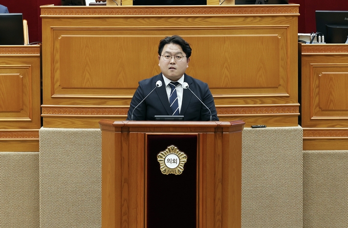 채진기 안양시의원이 9일 시의회 제305회 임시회 제1차 본회의에서 시정질문을 하고 있다. (사진=안양시의회 제공)