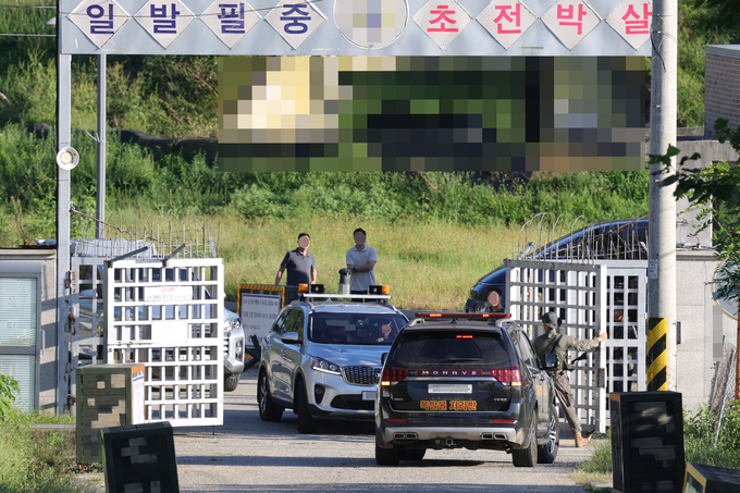  10일 오후 파주시 육군 모 부대에서 훈련 중 폭발 사고가 일어나 폭발물 처리반이 위병소를 통과하고 있다. (사진=연합뉴스)