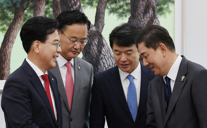 김병기 더불어민주당 원내대표(오른쪽)와 송언석 국민의힘 원내대표(왼쪽)가 10일 국회에서 회동을 갖고 있다. (사진=연합뉴스)
