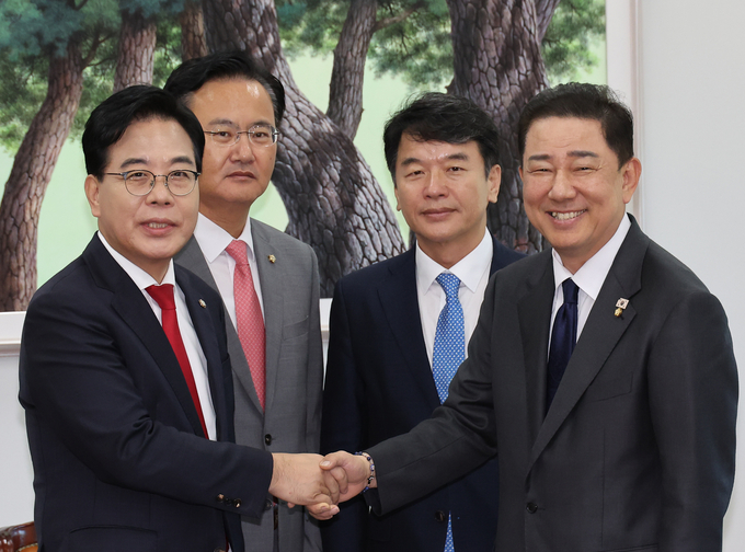 김병기 더불어민주당 원내대표(오른쪽)와 송언석 국민의힘 원내대표(왼쪽)가 10일 국회에서 회동을 갖고 있다. (사진=연합뉴스)