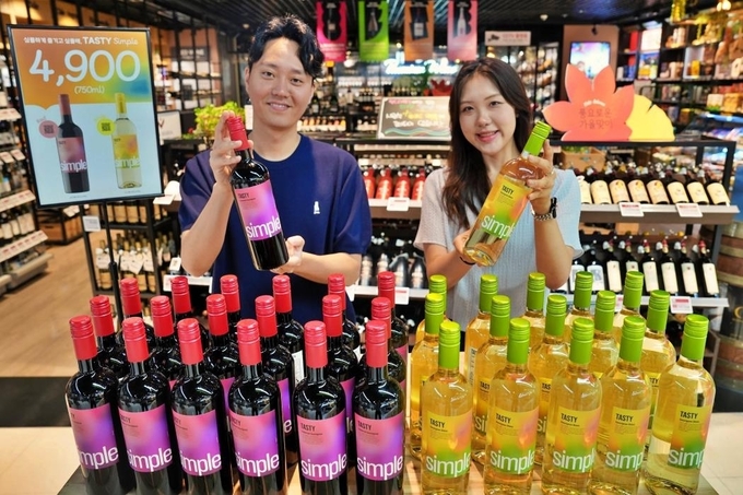 롯데마트가 4900원 초저가 외인 '테이스티 심플'을 출시했다. (사진=롯데마트 제공)