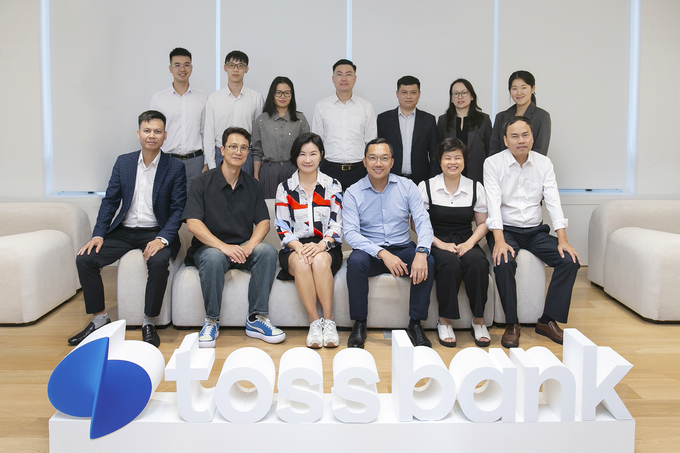 토스뱅크와 베트남 최고인민검찰원 관계자들이 서울 강남구 토스뱅크 사옥에서 환하게 웃고 있다. 이정하 토스뱅크 최고정보보호책임자(앞줄 왼쪽 2번째), 이은미 토스뱅크 대표(앞줄 왼쪽 3번째), 황 민 띠엔 베트님 최고인민검찰원 디지털전환국장(앞줄 왼쪽 4번째). (사진=토스뱅크 제공)