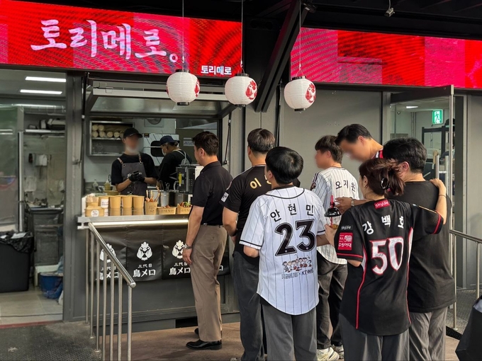 일본 정통 이자카야 브랜드 ‘토리메로’가 수원 KT위즈파크에 국내 이자카야 브랜드 최초로 매장을 열었다. (사진=제너시스BBQ 그룹 제공)