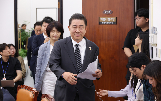 김병기 더불어민주당 원내대표가 11일 국회에서 열린 정책조정회의에 입장하고 있다. 이날 회의 시작 전 전날 여야가 합의해 발표한 특검법 개정안 수정안과 관련해 “문서화된 게 아니기 때문에 파기됐다는 표현은 맞지 않는 것 같다. 최종적으로 협의가 결렬된 것으로 봐야 한다”고 밝혔다. (사진=연합뉴스)