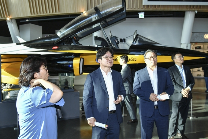 김포시 김병수 시장과 관계자 등이 국립항공박물관 다목적실에서 국립항공박물관과 항공특성화 교육협력을 위한 양해각서(MOU)를 체결하고 박물관에 전시된 주요 시설을 둘러 보고 있다. (사진=김포시 제공)