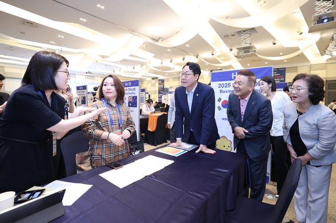  H-TRADE 해외바이어 초청 수출상담회에서 정명근 화성특례시장(사진 왼쪽 세번째)이 관내 기업 관계자와 대화하고 있다.(사진/화성특례시 제공)
