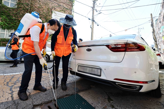 김찬진 동구청장이 지난 10일 ‘소통·공감의 날’을 맞아 방역취약지역을 찾아 보건소 방역기동반과 함께 방역소독 활동을 진행하고 있다. ( 사진 = 동구 제공 )