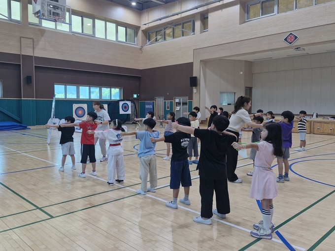 안양과천교육지원청이 11일 운영한 지역연계 특별 프로그램에 참여한 학생들이 양궁체험교육을 받고 있다. (사진=안양과천교육지원청 제공) 