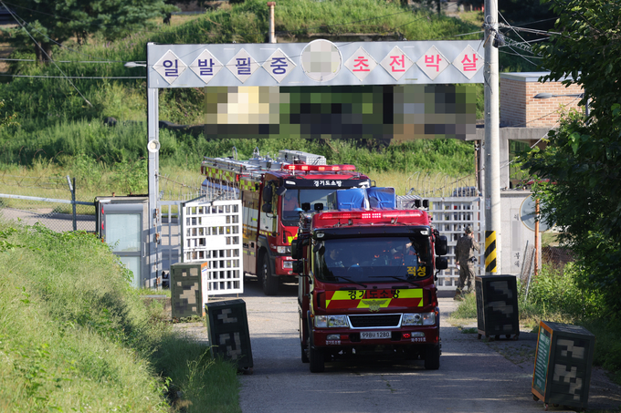  10일 오후 경기도 파주시 육군 모 부대에서 훈련 중 폭발 사고가 일어나 소방차가 위병소를 통과하고 있다. (사진=연합뉴스)