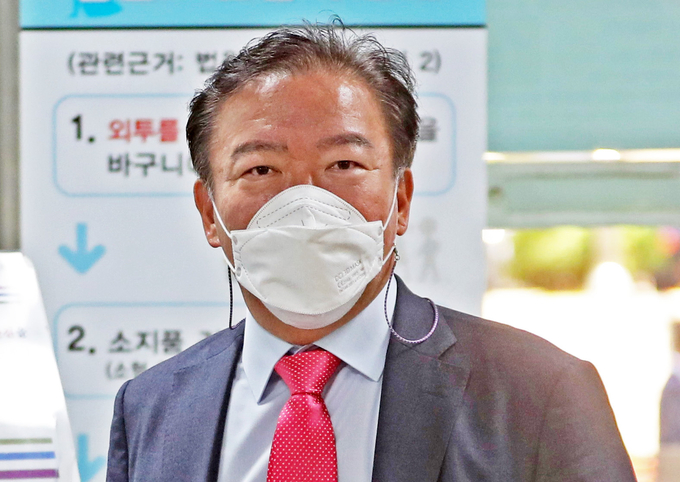  지난 22년 5월 24일, 2020년도 불법 광복절 광화문 집회를 연 혐의로 기소된 민경욱 전 의원이 서울 서초구 중앙지법에서 열린 1심 속행공판에 출석하고 있다. (사진=연합뉴스)