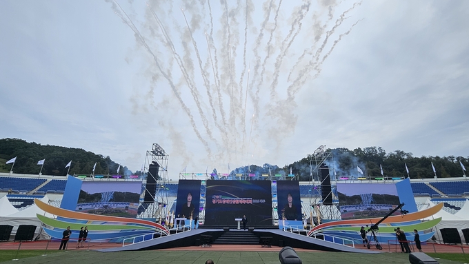 12일 파주스타디움에서 열린 제19회 경기도장애인생활체육대회 2025 파주 개회식에서 이병욱 경기도장애인체육회 부회장의 개회 선언에 맞춰 축포가 터지고 있다. (사진=유창현 기자)