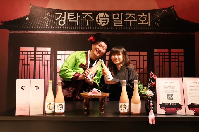롯데백화점이 신제품 막걸리 ‘경탁주 로제 12도’를 팝업스토어에서 선보인다. (사진=롯데백화점 제공)