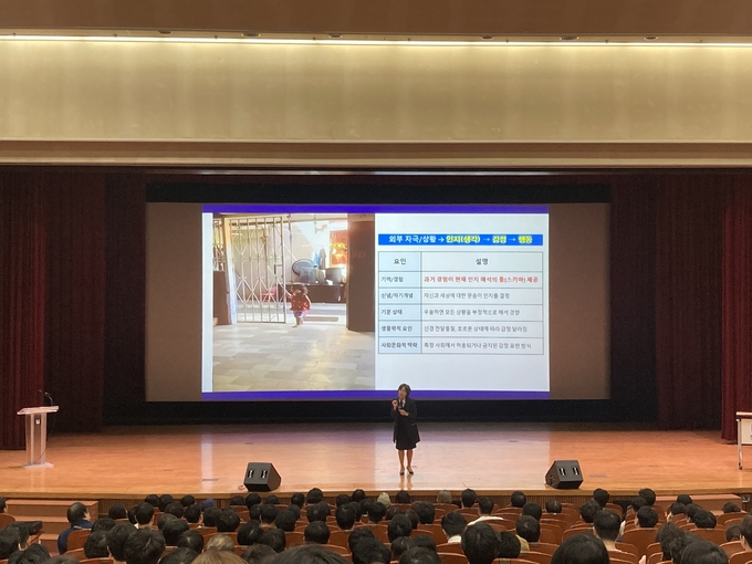  ‘자녀와 함께 성장하는 행복한 부모 리더십’에 관한 강의를 하는 한국인재경영교육원 강은미 대표. (사진=부천시 제공)