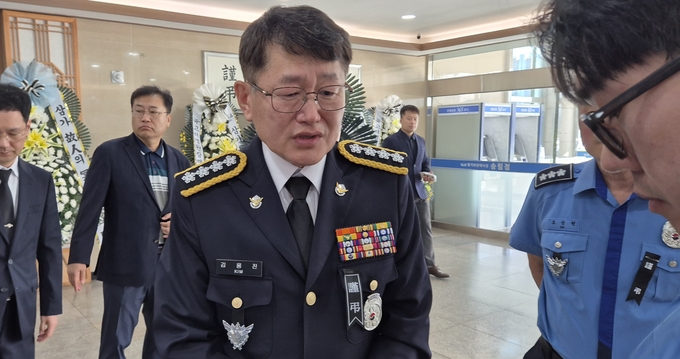 김용진 해양경찰청장이 11일 故 이재석 경사의 빈소를 찾아 취재진의 질문에 답하고 있다. (사진=경기신문 DB)