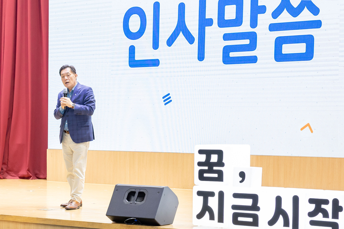  13일 수원시청 대강당에서 유튜버 '미미미누'가 참석한 가운데 청소년 및 학부모 대상 진로특강이 개최되고 있다. (사진=수원시청 제공)