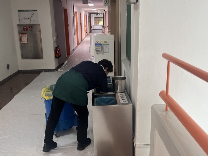  지난 8월 14일 수원 성균관대학교에서 청소노동자가 쓰레기통을 비우고 있다. 사진은 기사 내용과 상관없음. (사진=안규용 기자) 