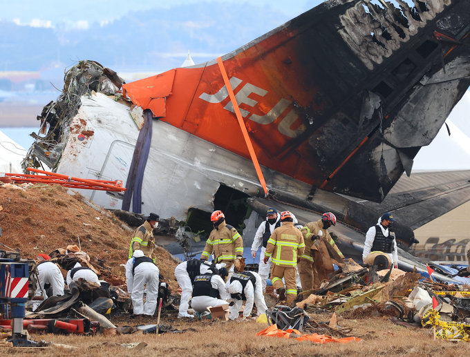  지난 1월 4일 제주항공 여객기 참사 무안국제공항 사고 현장에서 국과수, 경찰과학수사대 관계자 및 소방대원들이 현장 감식을 진행하고 있다. (사진=연합뉴스)