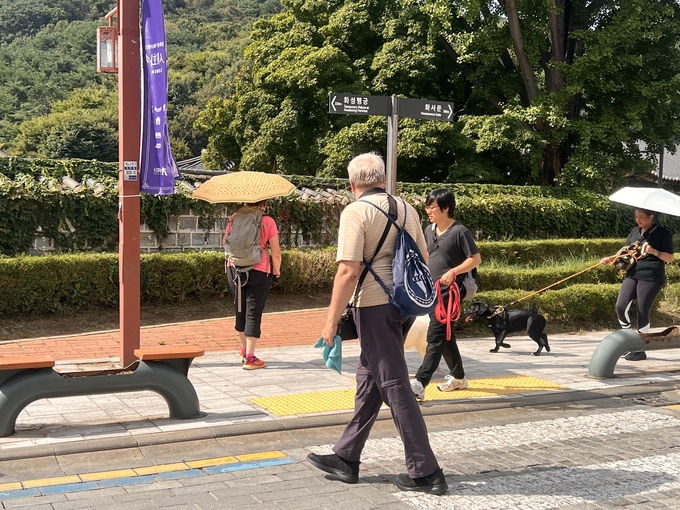 [르포] "수원 화성행궁이 어디에요?"…혼재된 영문 표기 외국인은 '혼란'